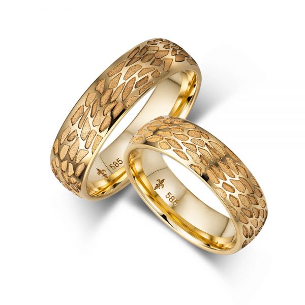 Trauringe Gelbgold I-VT-3-22266 Außergewöhnliche 585er Gelbgoldringe mit mattierten Musterfugen in 6mm Breite. Extravagant und modisch zugleich, der Ring für Kenner.
