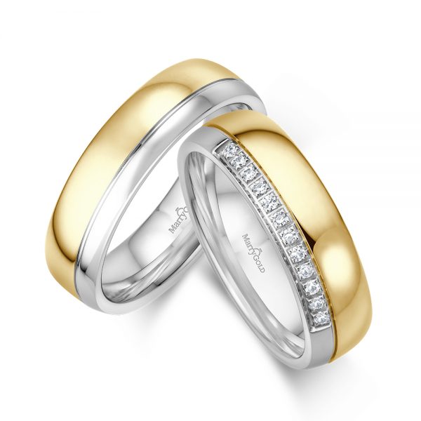 Trauringe aus Titan und Gold 585 diese zweifarbigen Ringe sind leicht abgerundet und bieten einen angenehmen Tragekomfort. Die beiden Materialien sind durch eine Fuge getrennt, im Edelstahl liegen 12 Diamanten in Qualität w/si.